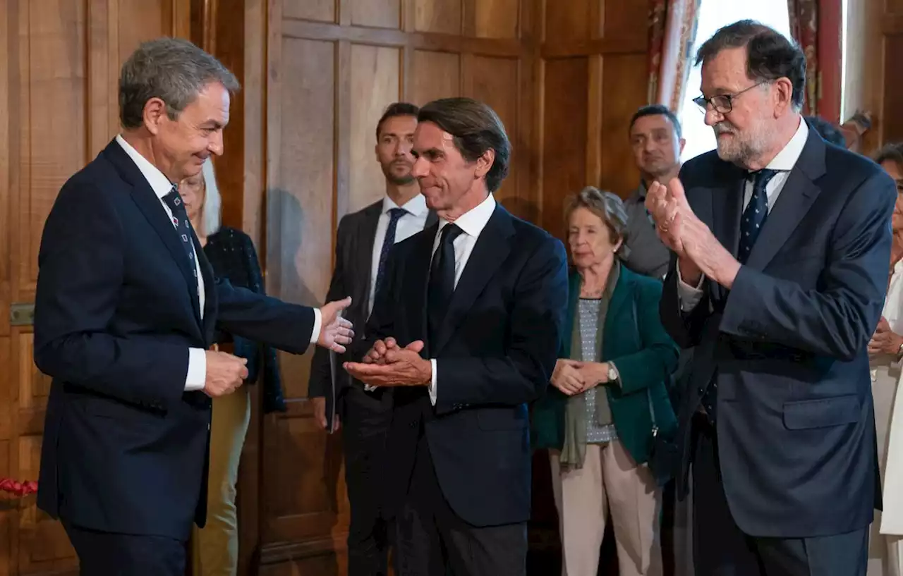 Feijóo reúne a Aznar y Rajoy en una misma foto en la intermunicipal del PP