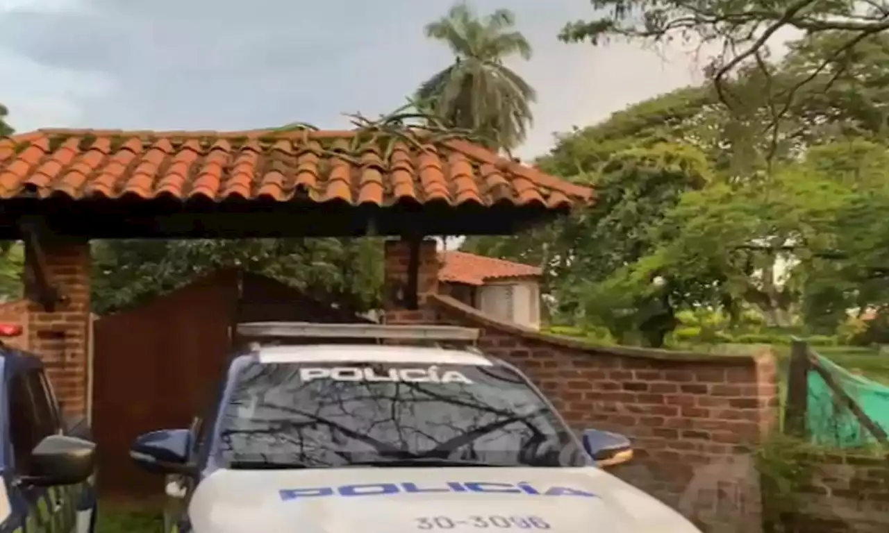 Siete personas que enterraban cuerpo en una fosa fueron capturadas en flagrancia