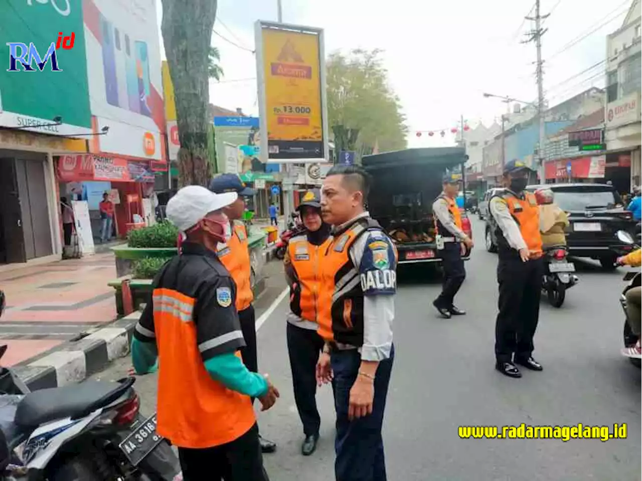 Pengendara Mobil dan Motor Salah Posisi