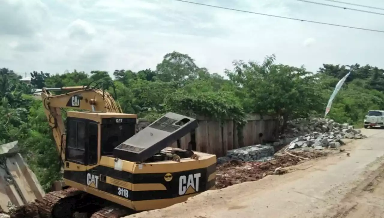 Jalan Cikarang Bekasi Laut yang Amblas Mulai Diperbaiki Secara Bertahap