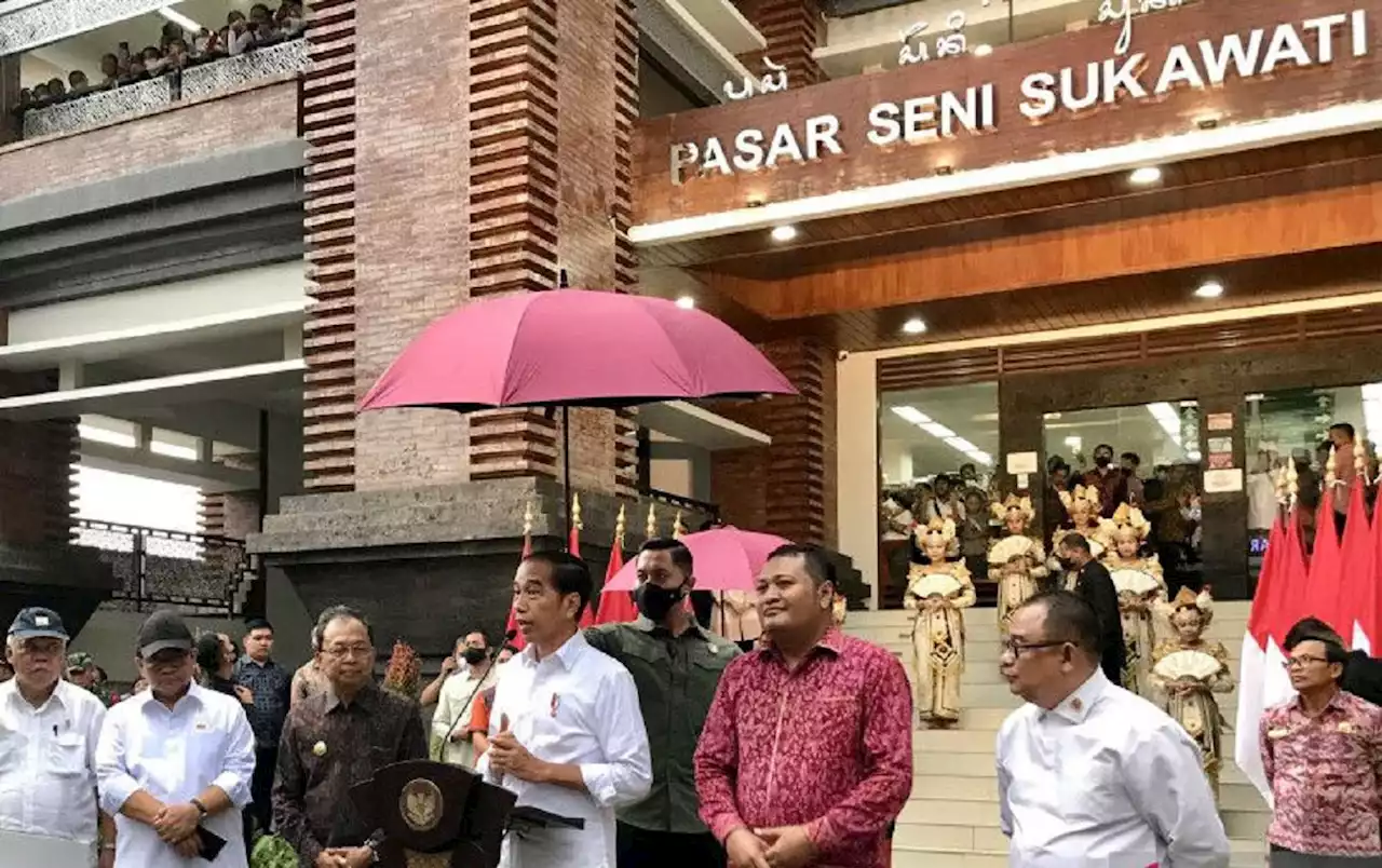 Jokowi Puji Revitalisasi Pasar Seni Sukawati, Bagi-bagi Kaus Berwajah Presiden