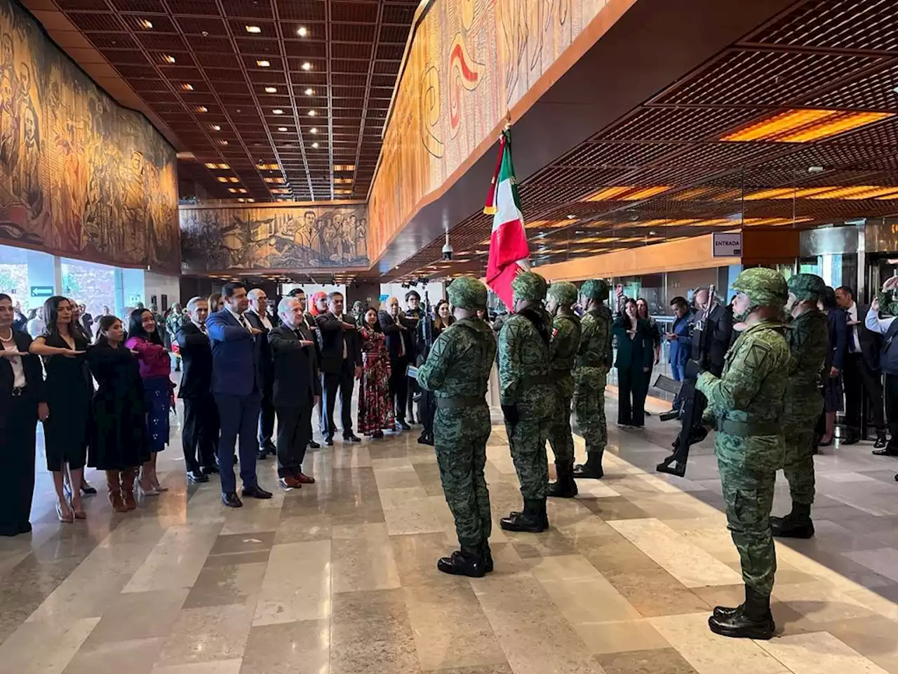 Impide San Lázaro ingreso de escolta del Ejército al salón de Plenos