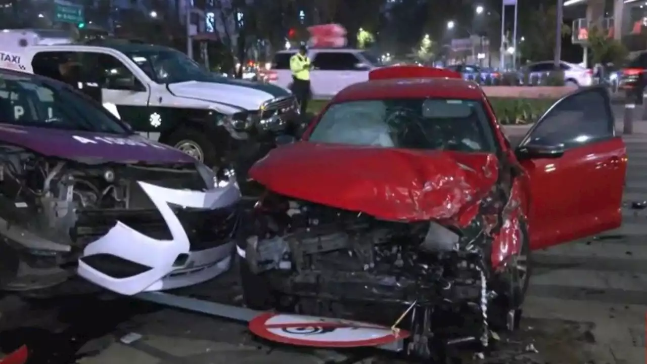 Doble accidente en avenida Chapultepec, un taxi y una patrulla involucrados