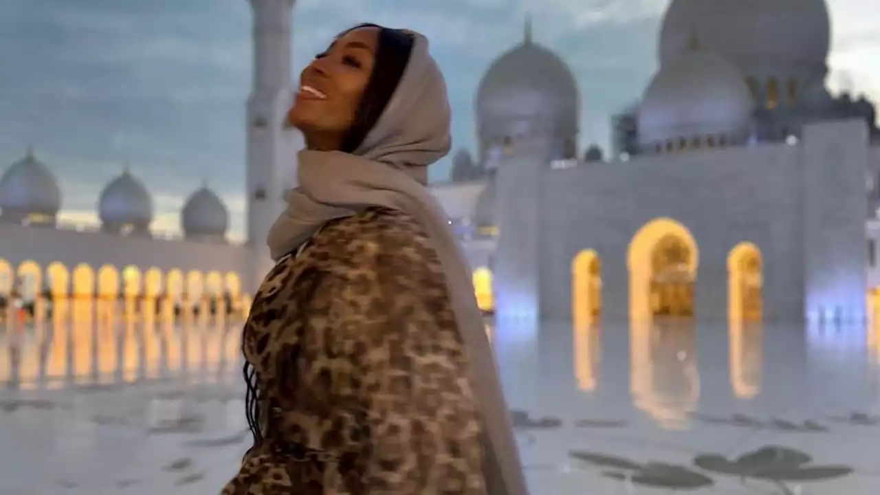 Gaya Supermodel Naomi Campbell Berhijab, Bagikan Foto Langka Putrinya Saat Berkunjung ke Masjid