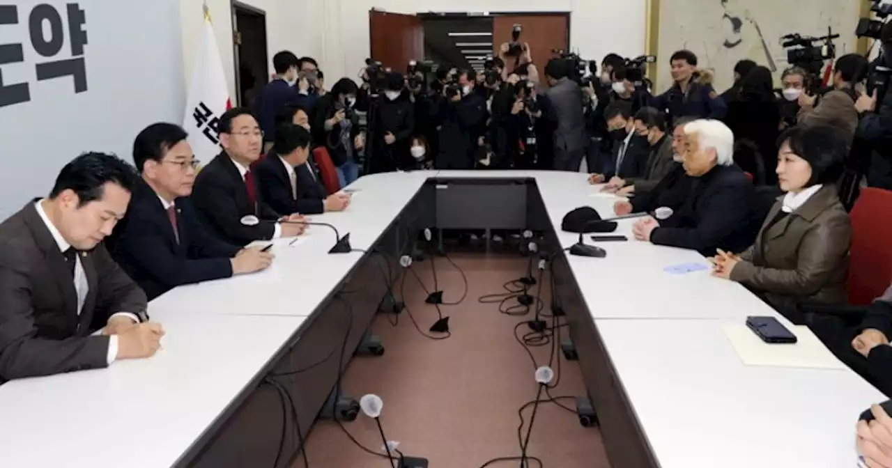 이태원 참사 유족, 주호영 만나 ‘국회 추모제’ 동참 호소