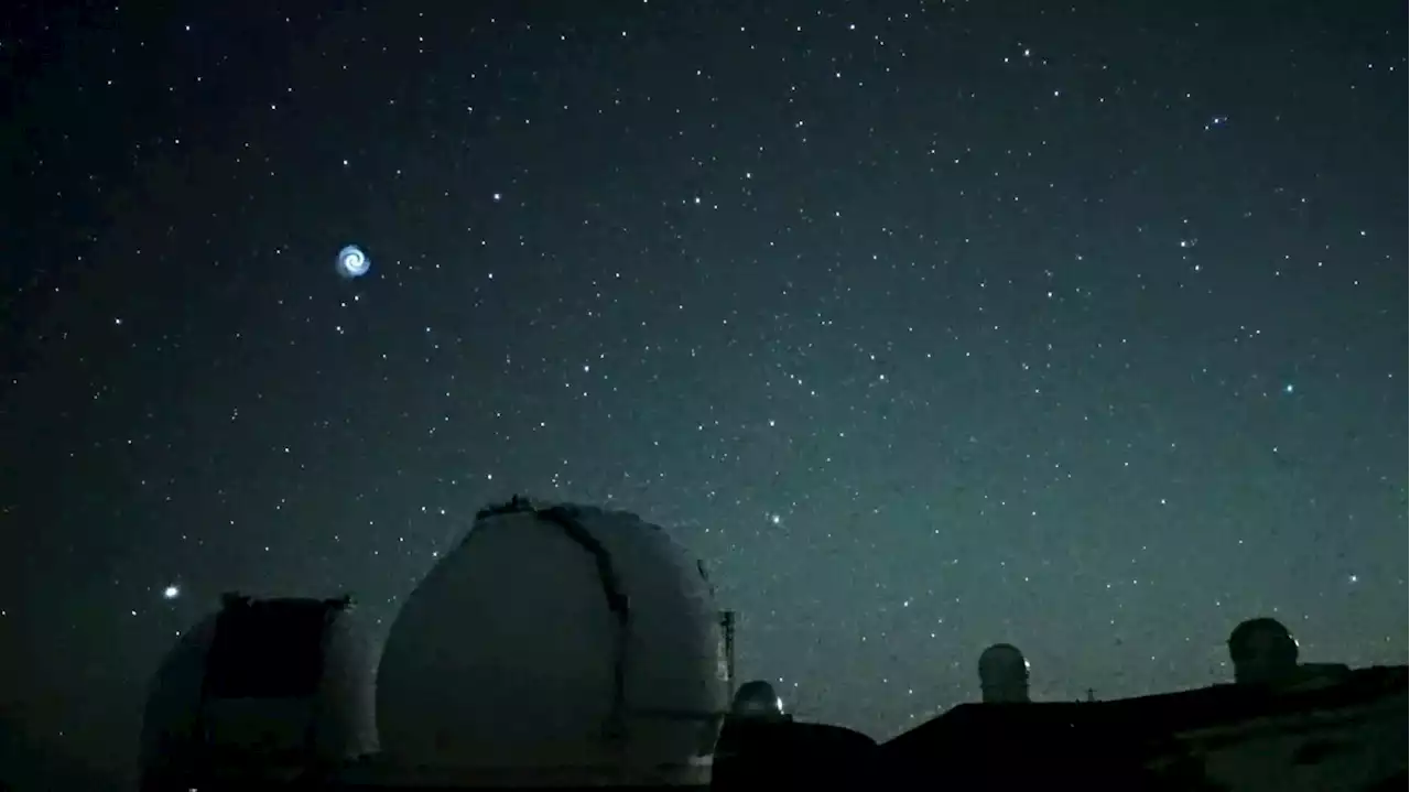 A mysterious flying spiral above Hawaiian night sky likely caused by SpaceX launch