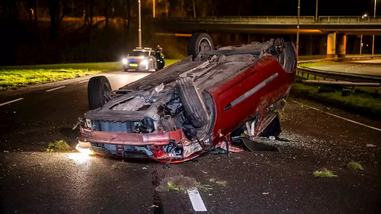 Ravage na ongeluk in Tilburg waarbij bestuurder en bijrijder gewond raken