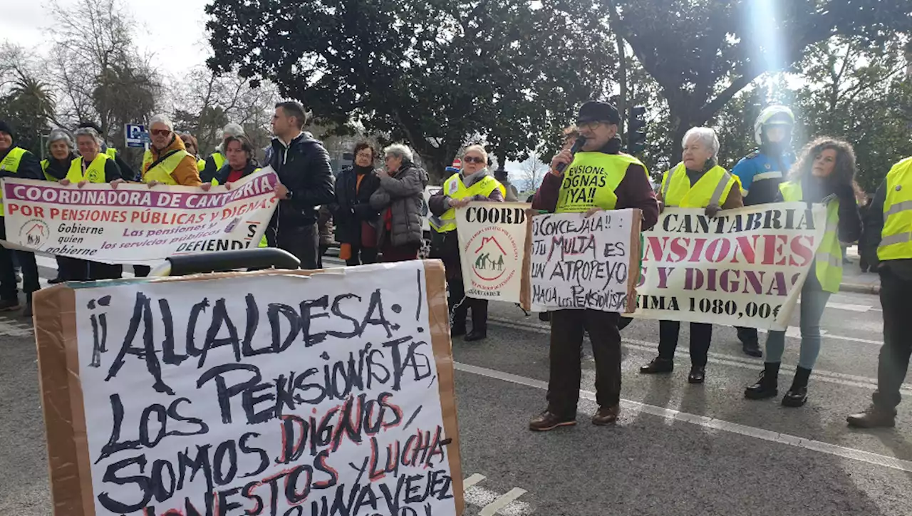 Los pensionistas llevan a los tribunales a la concejala que les “ordenó” irse del Ayuntamiento