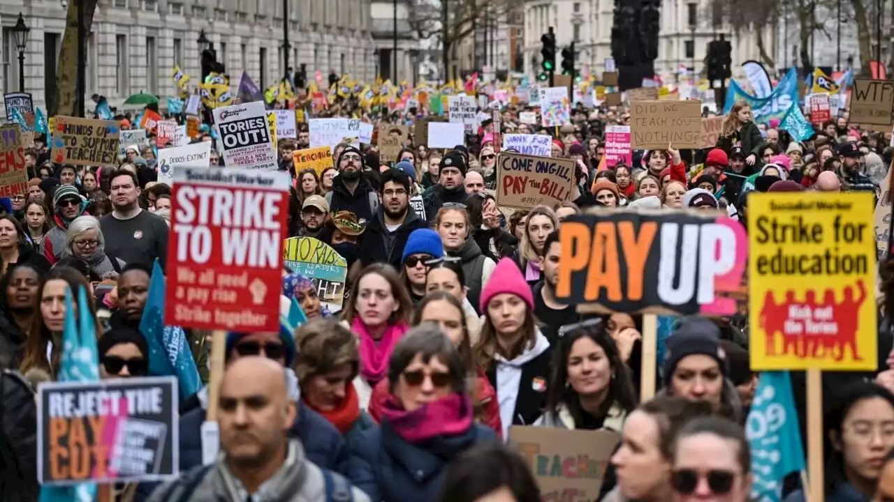 Royaume-Uni: des milliers d'enseignants dans la rue lors d'une journée de grèves massives