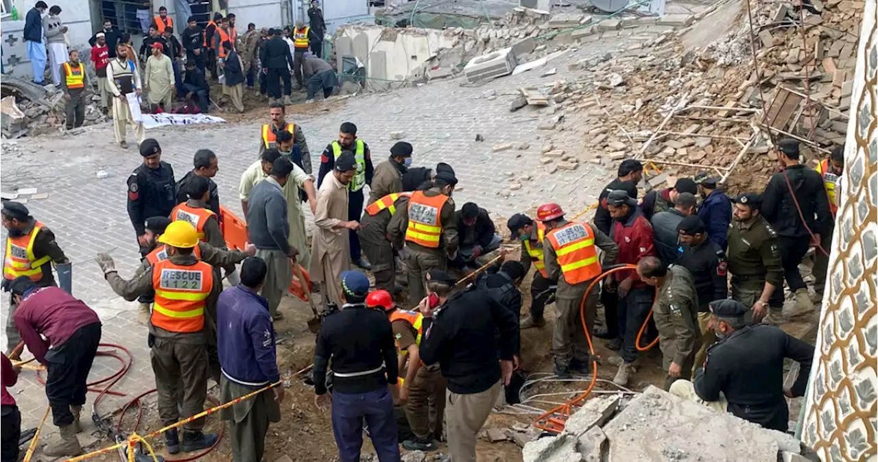 El ataque suicida en una mezquita de Pakistán ya suma 100 muertos; van 225 heridos