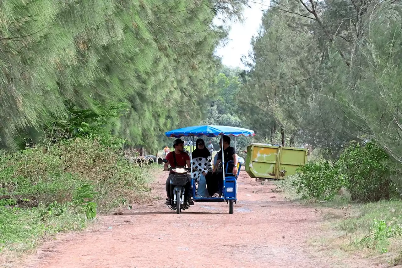 Enjoy kampung sites from a tuk-tuk