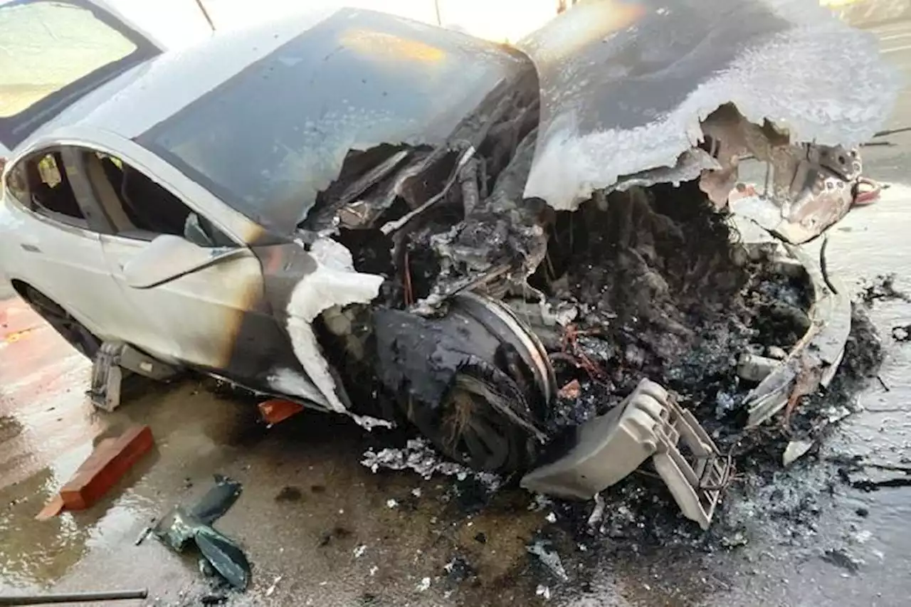 Baterai Mobil Listrik Tesla Tiba-tiba Terbakar, Kok Bisa?