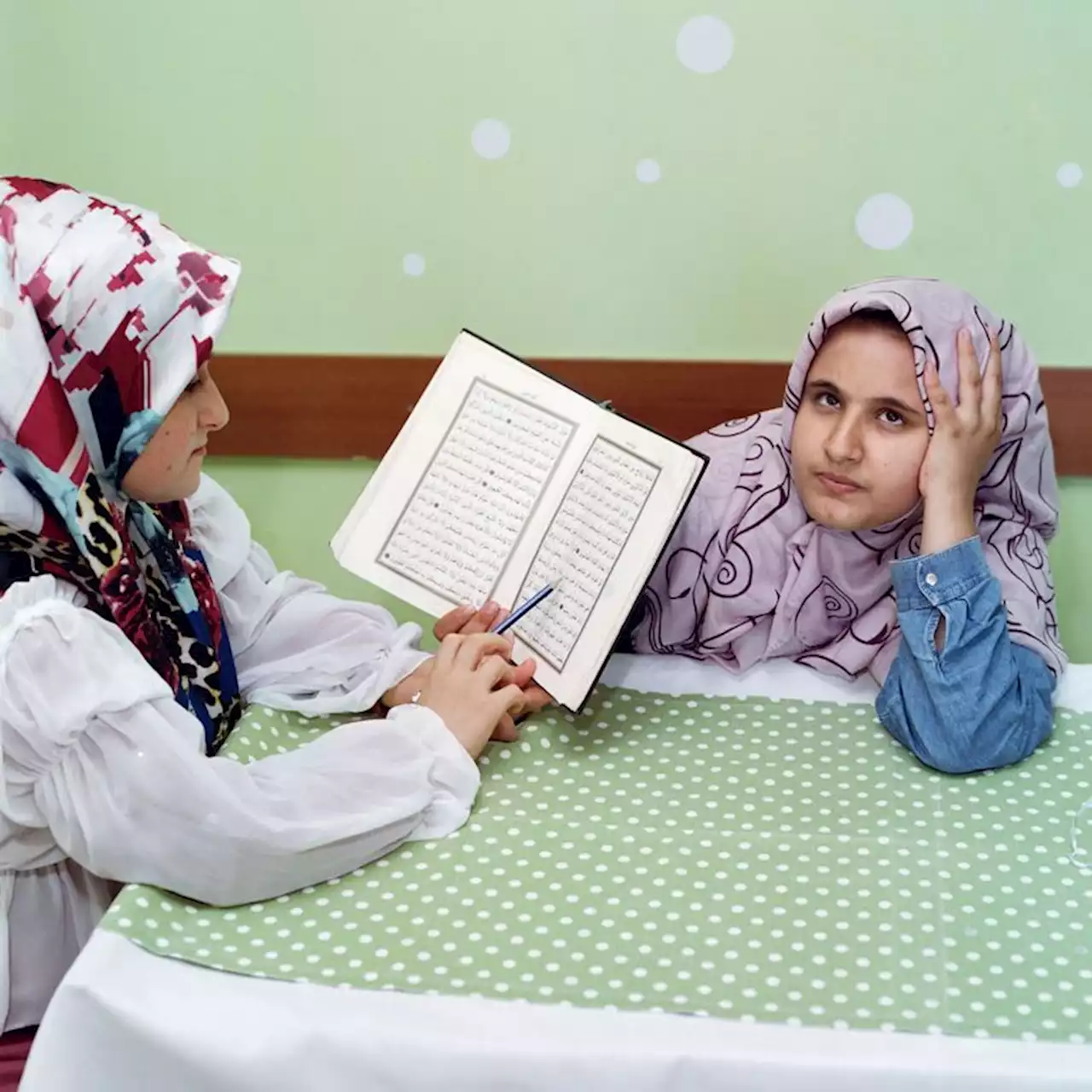 Sabiha Çimen fotografeerde meisjes op Turkse koranscholen. ‘Hun leven is verbazingwekkend rebels’