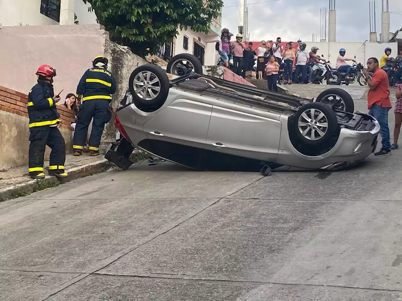 Video: Conductor se volcó y quedó atrapado en Floridablanca