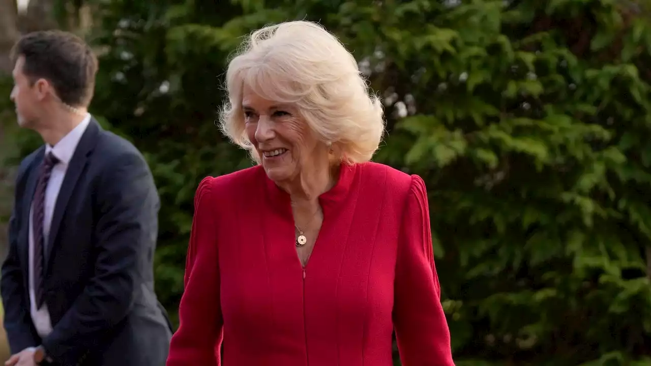 El título que Camilla ha ‘heredado’ del príncipe Andrés y ha estrenado vestida de rojo