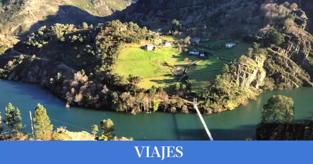 El pueblo de Asturias al que se llega cruzando un puente colgante sobre un río