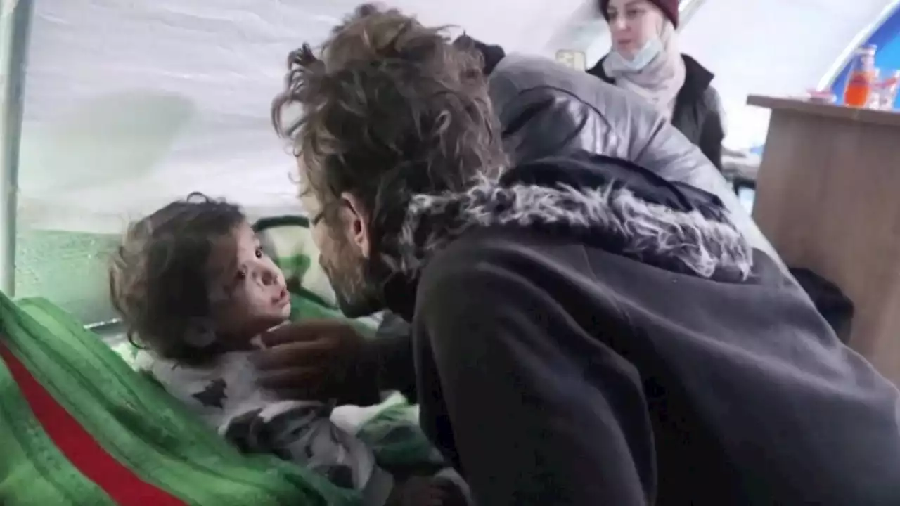 Un niño se reencuentra con su padre tras 5 días sin verse debido al terremoto