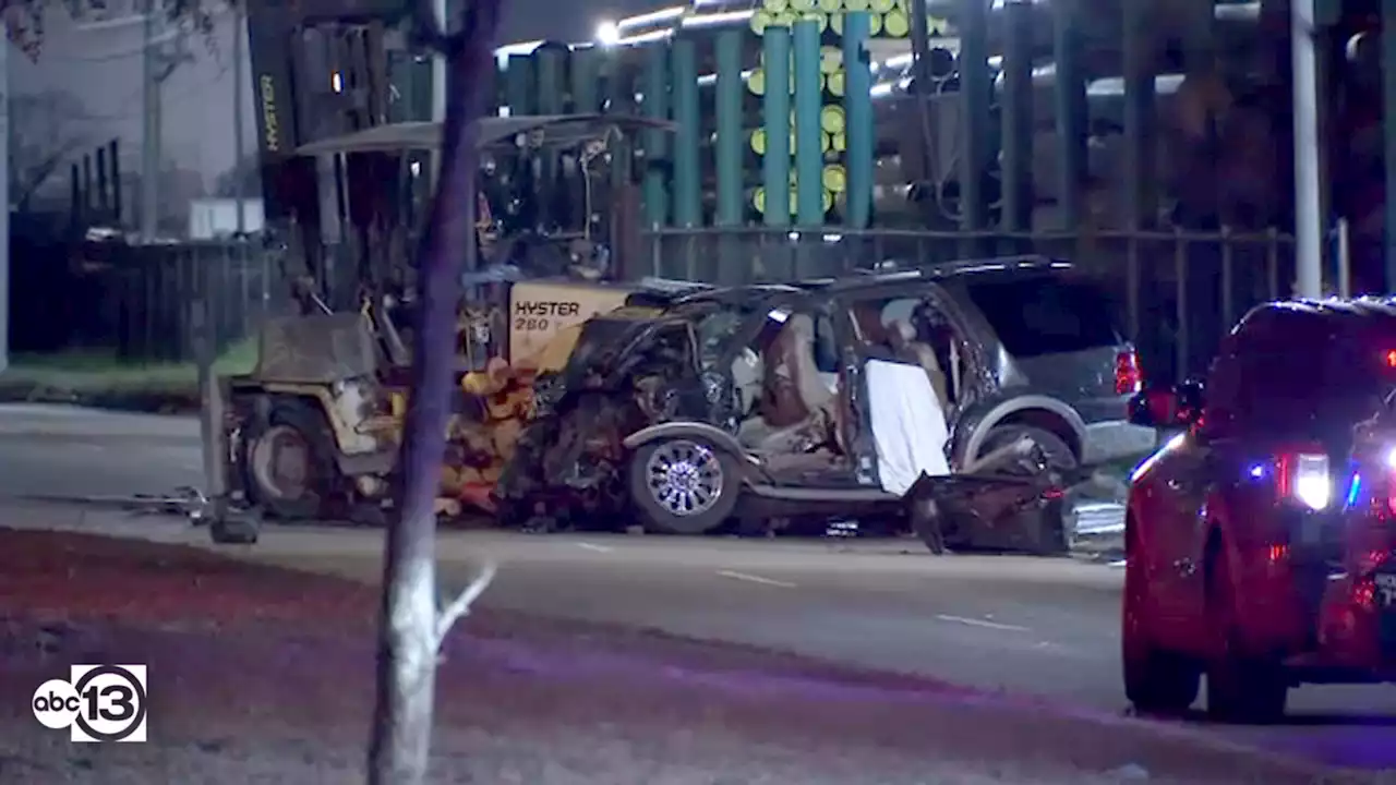 2 people killed when SUV slams into forklift at high speed on Houston's south side, HPD says