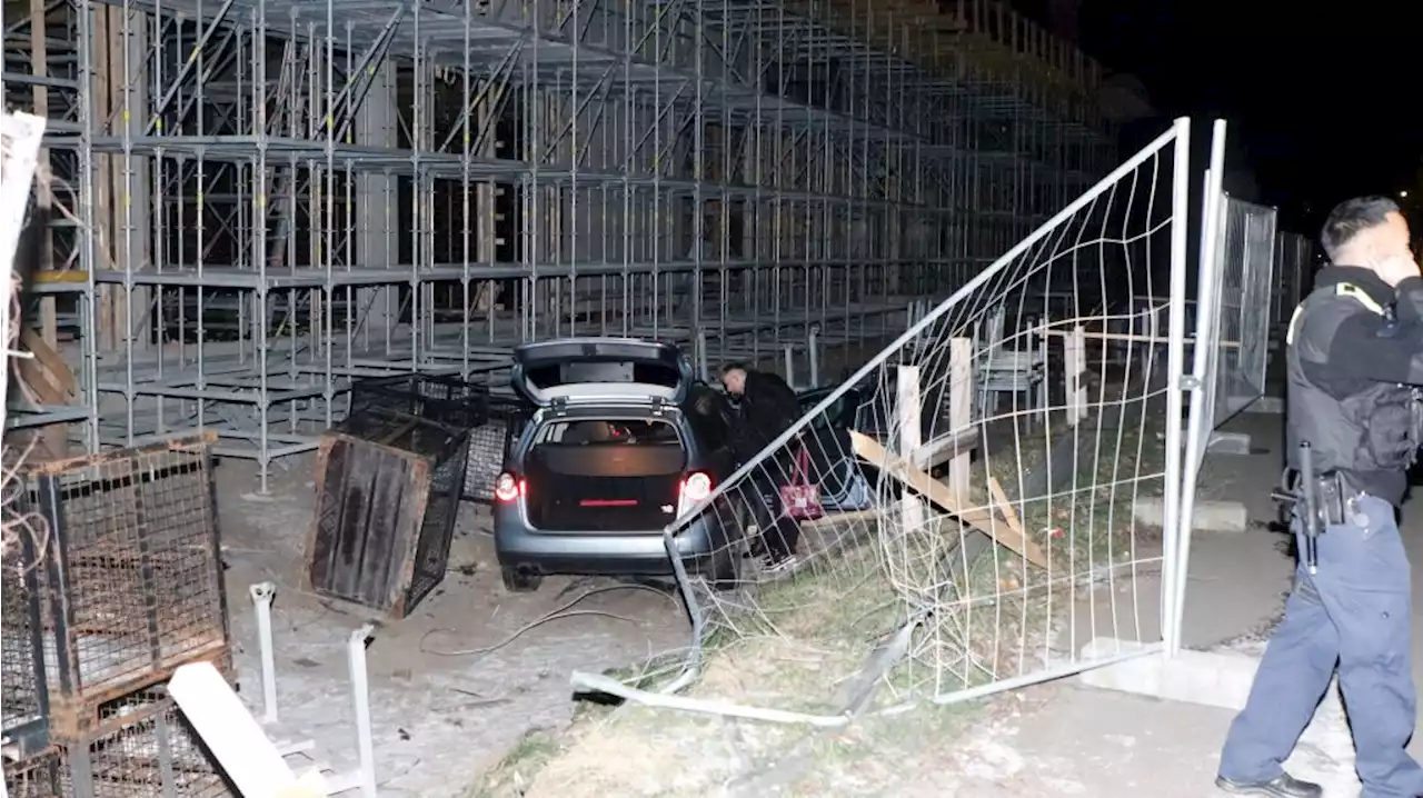 VW-Fahrer donnert mit neuem Passat in Baustelle der neuen Feuerwache Hohenschönhausen