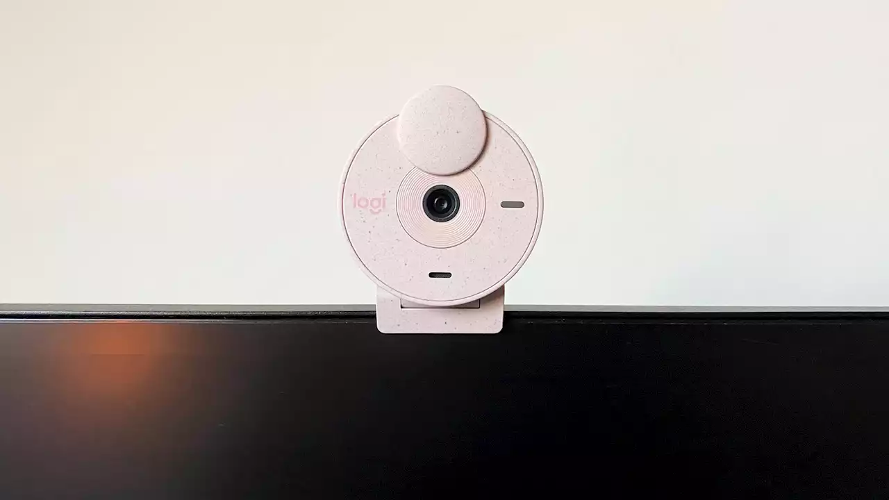 Test de la Logitech Brio 300 : une webcam abordable en plastique recyclé