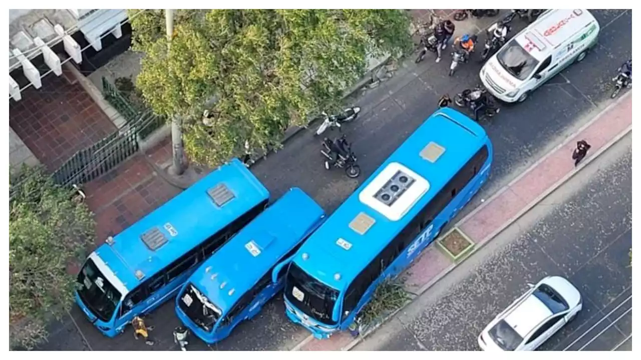 ‘Guerra del centavo’ generó choque de 3 buses en avenida de Santa Marta