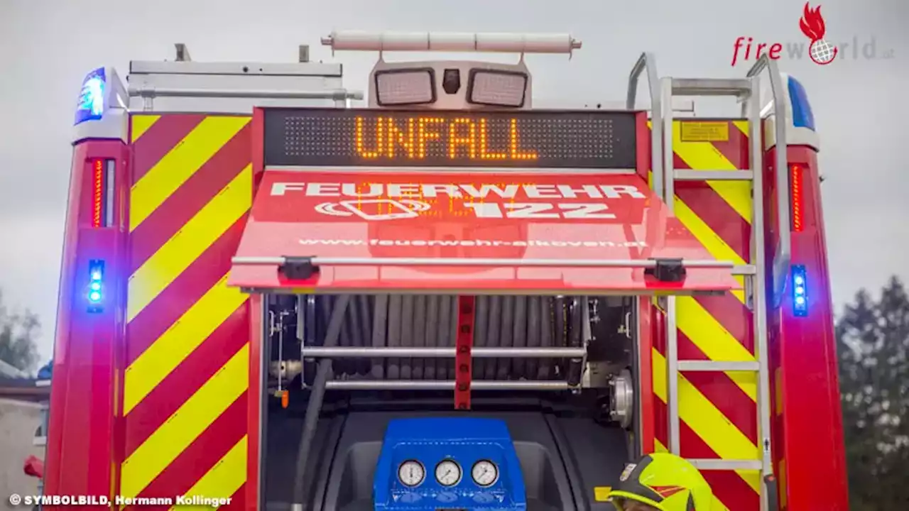 Tirol: Auto nach Unfall auf A 12 bei Langkampfen aus Gestrüpp freigeschnitten