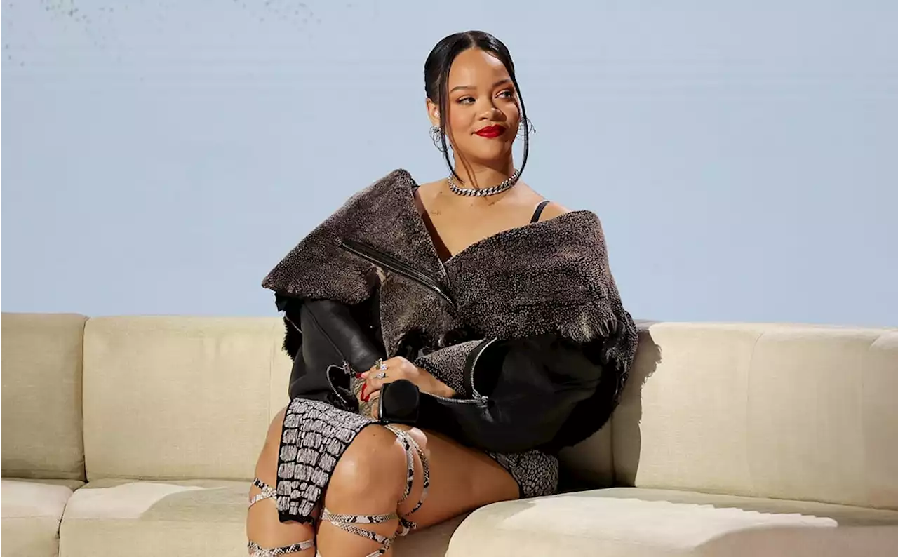 Rihanna reaparece a unos días de la Super Bowl con su look más rompedor