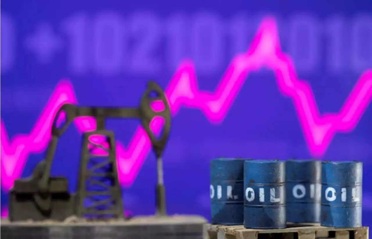 Oil dips but heads for weekly gain despite U.S. downturn fears