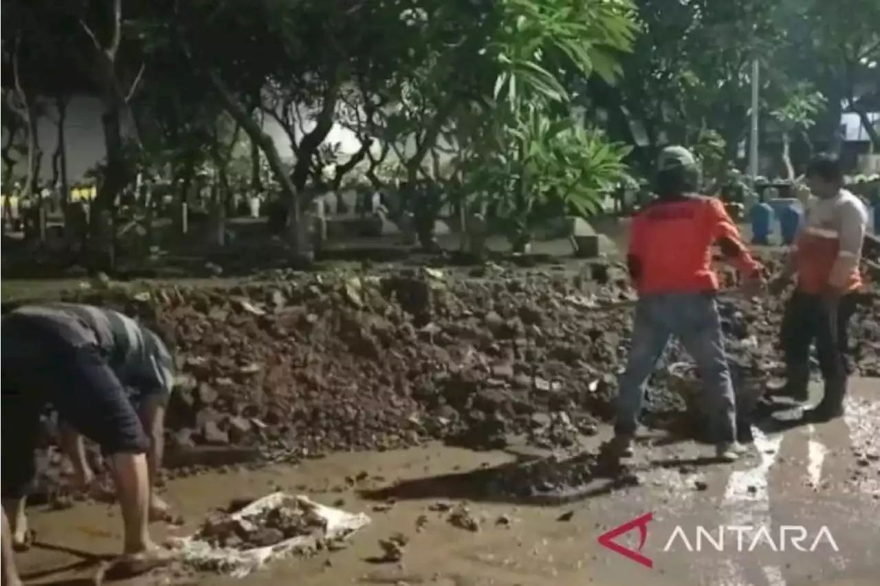 Tembok Makam di Menur Pumpungan Roboh, Sempat Terdengar Suara Gemuruh