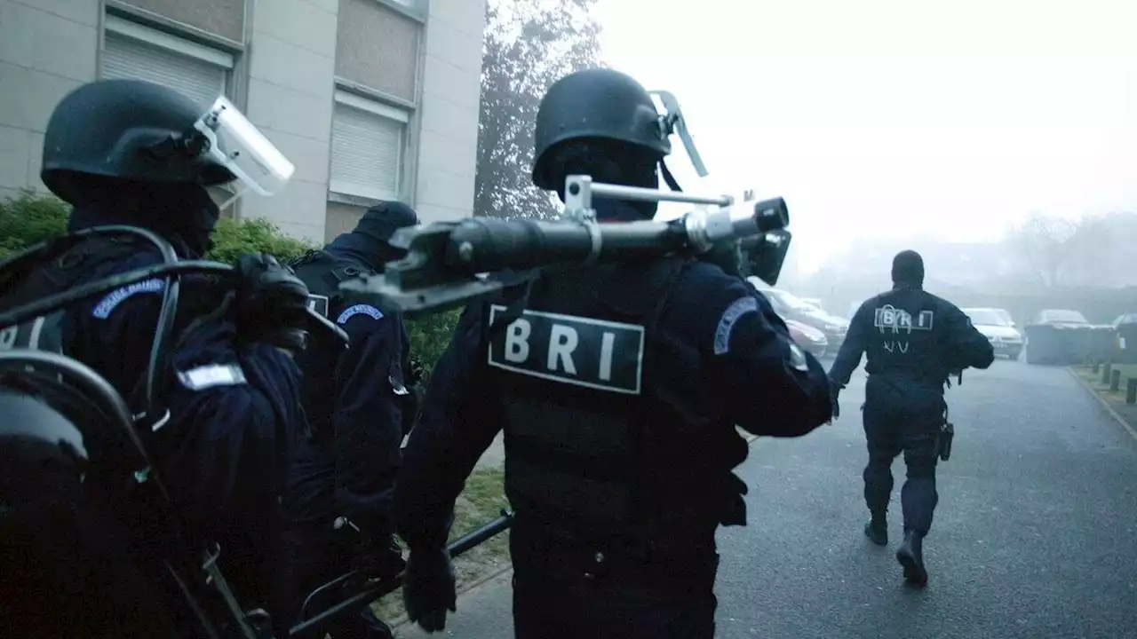 Paris : un forcené retranché chez lui, après avoir tiré des coups de feu depuis son balcon