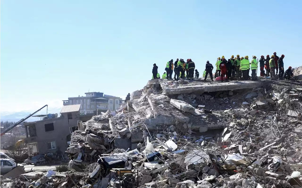 Llega primer convoy de ayuda tras sismo a zonas rebeldes de Siria