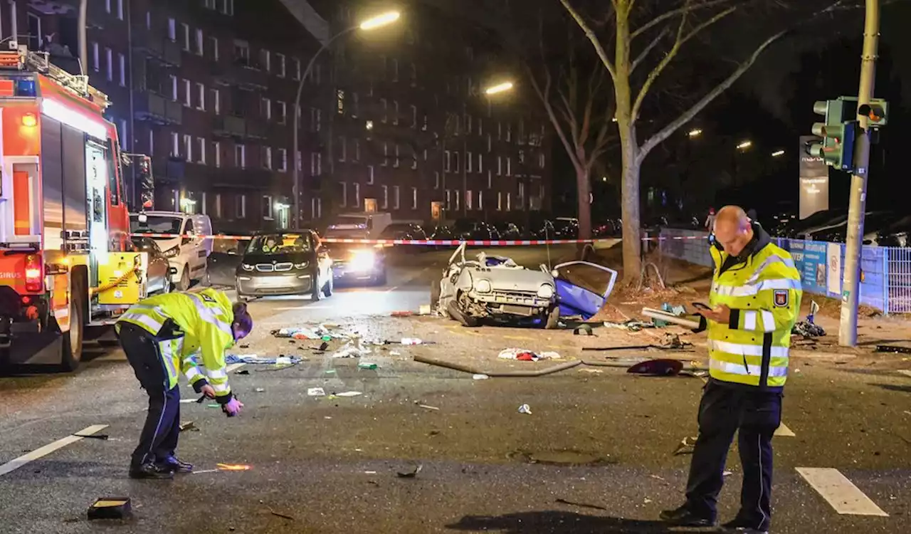 Trümmerfeld in Hamburg: Autofahrer kracht gegen Ampel – er stand wohl unter Drogen