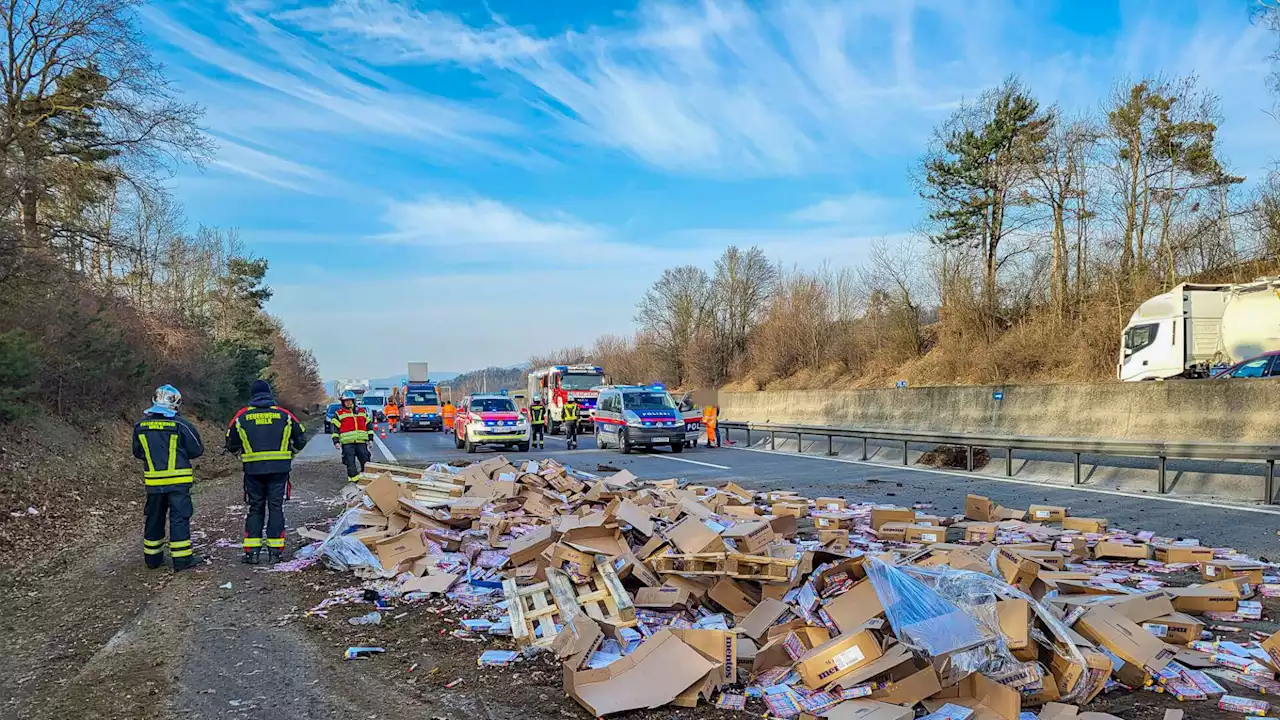 Lkw-Unfall auf A1 bei Melk: Kaubonbons auf Fahrbahn