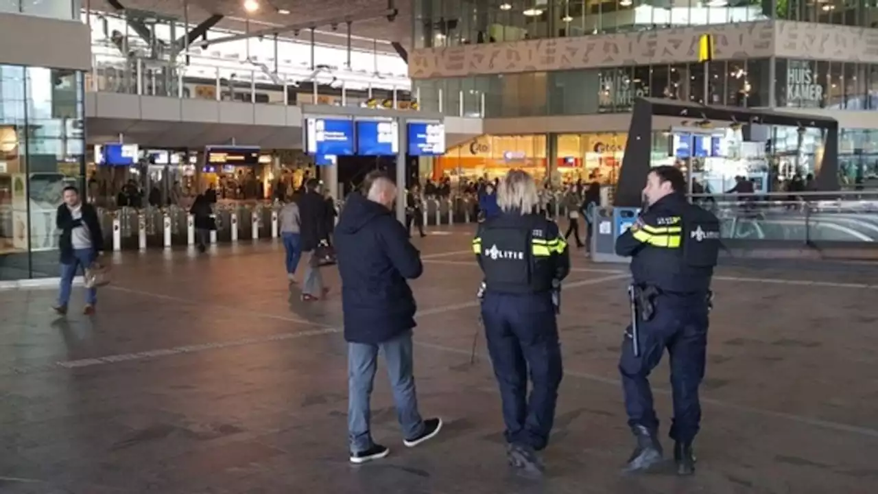 Banken in stationshal Rotterdam Centraal weggehaald na overlast