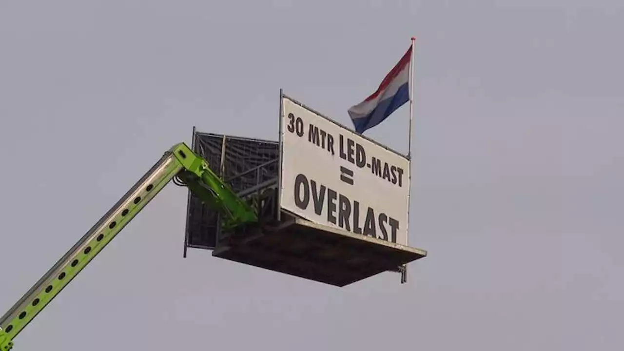 Hoogwerker langs A50 omdat dorpsbewoners geen reclamezuil willen