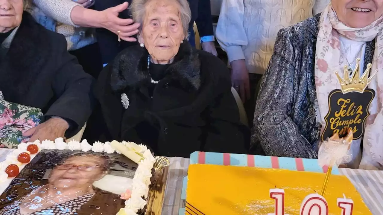 La Rubia, la 'abuela del barrio' en Linares, apaga velas de seis tartas por su 101 cumpleaños: 'No se lo esperaba'