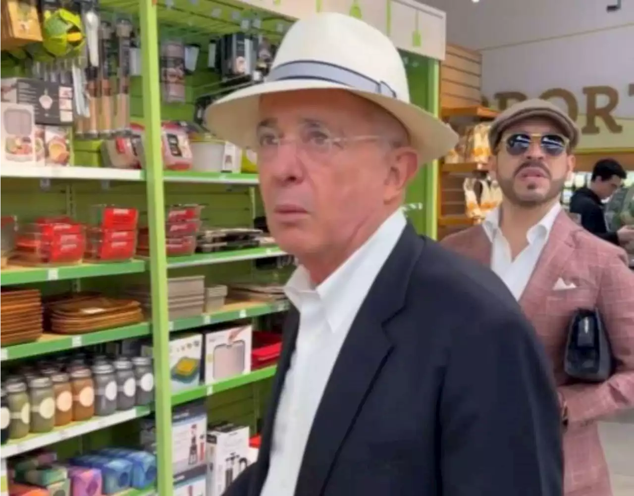 [Video] Álvaro Uribe sorprendió de compras en supermercado y más de uno lo abordó - Pulzo