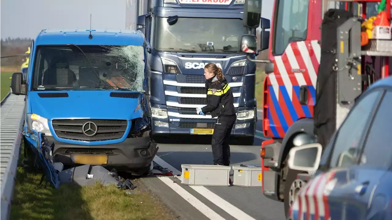 N34 bij Emmen in beide richtingen afgesloten na botsing