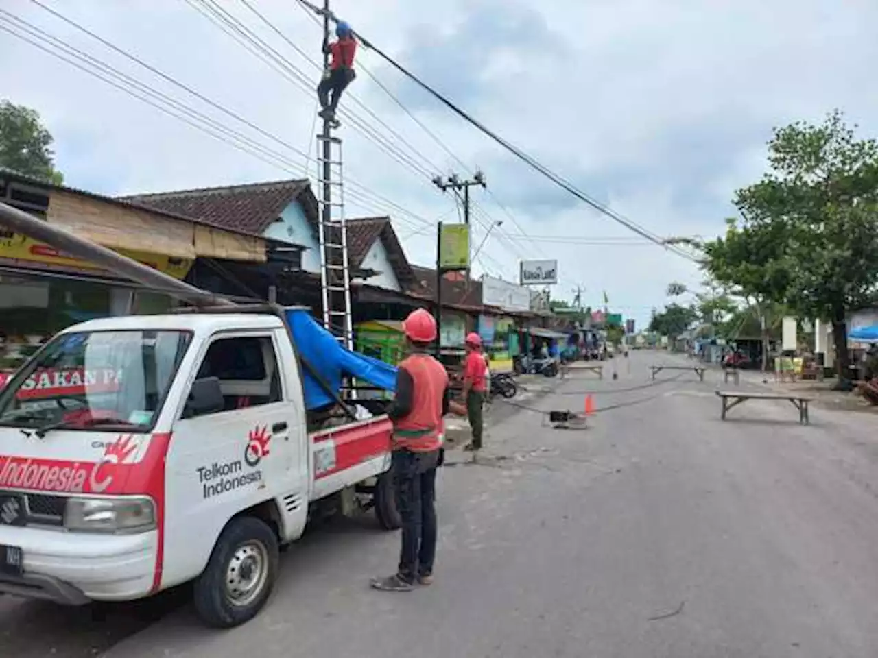 Kabel Tersangkut Truk, Tiang Telkom di Ceper Klaten Ambruk hingga Jalan Ditutup