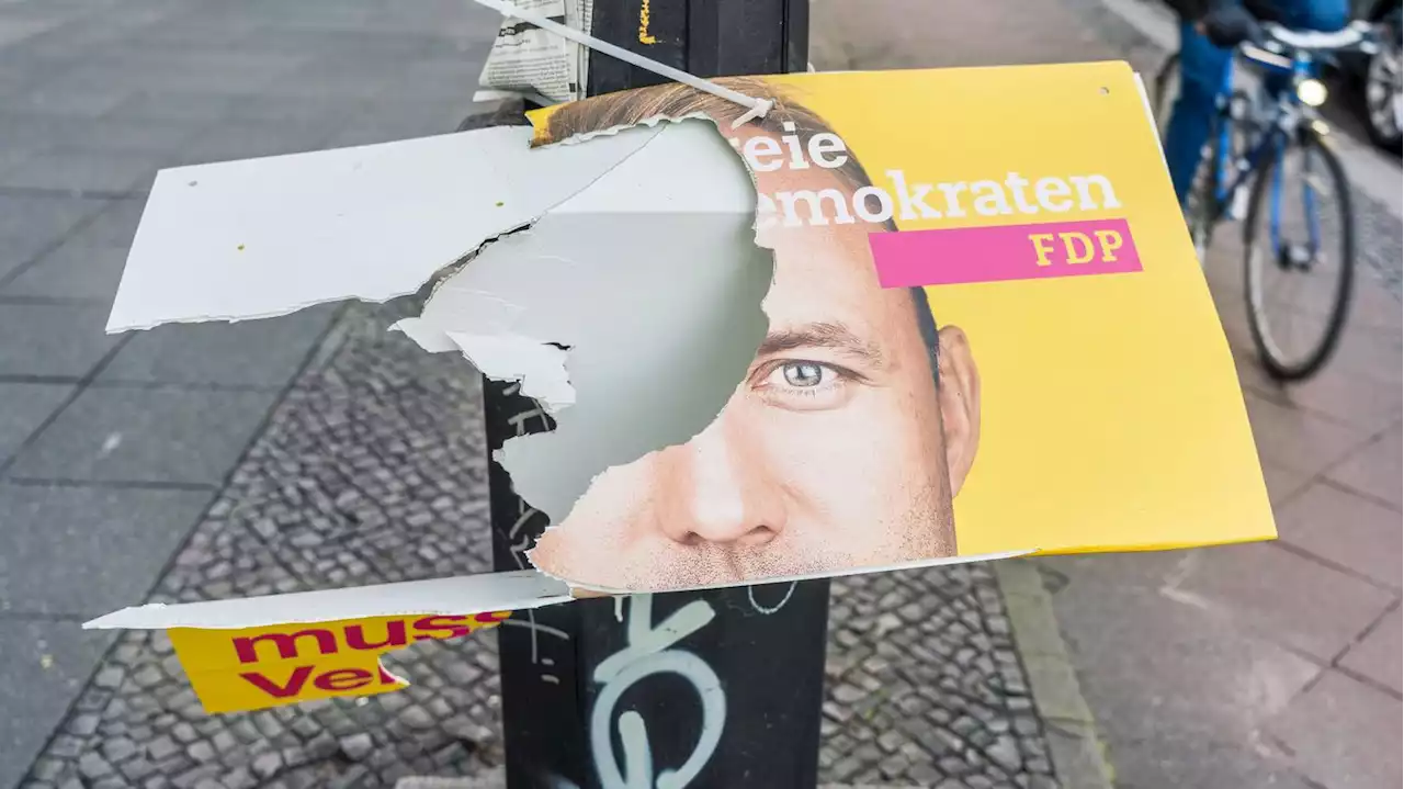 Polizei geht von hoher Dunkelziffer aus: Knapp 300 Anzeigen zu beschädigten Wahlplakaten in Berlin