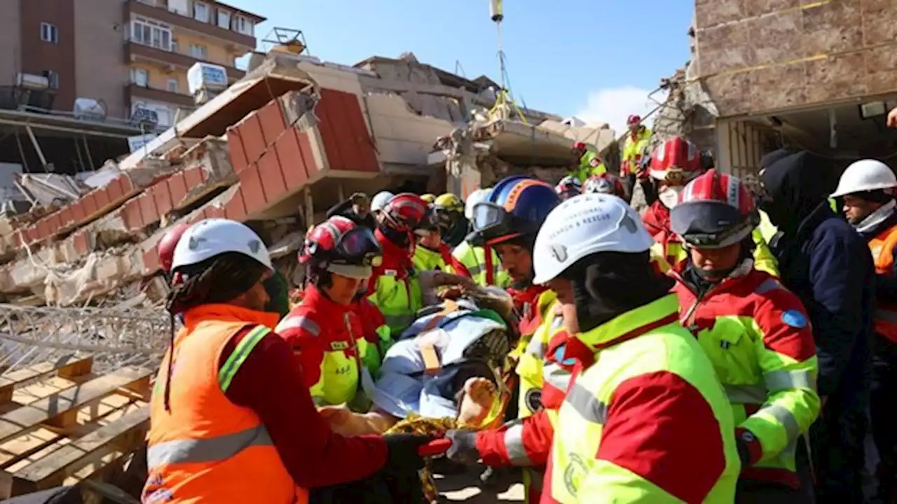 Rescatan a mujer que pasó más de 100 horas sepultada tras el sismo en Turquía