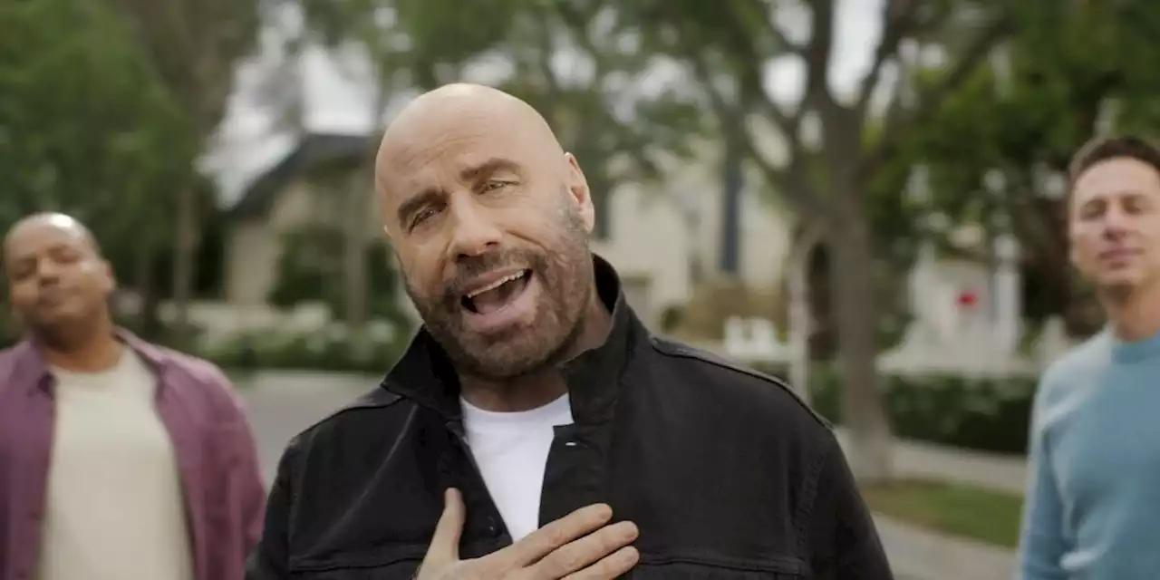 John Travolta parodie le film Grease en reprenant la chanson 'Summer Nights' dans une vidéo amusante