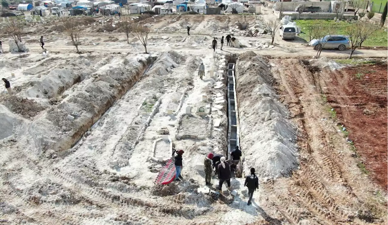 Syrian volunteers forced to dig people out of rubble with bare hands due to lack of aid