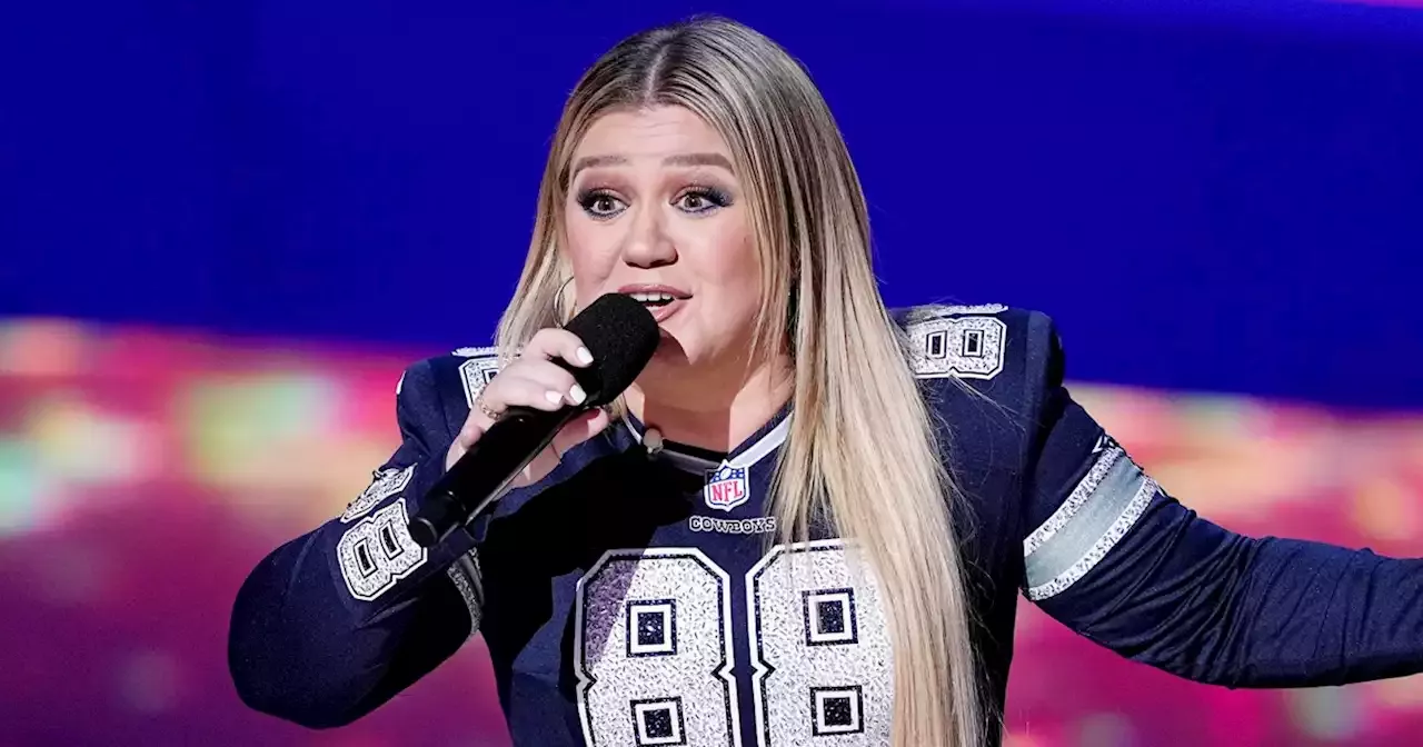 Kelly Clarkson's Dallas Cowboys-themed gown steals the show at the NFL  Honors