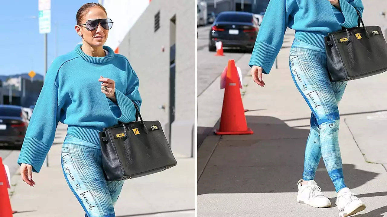 Otro día, otro look de Jennifer Lopez con tenis normcore y leggings estampados