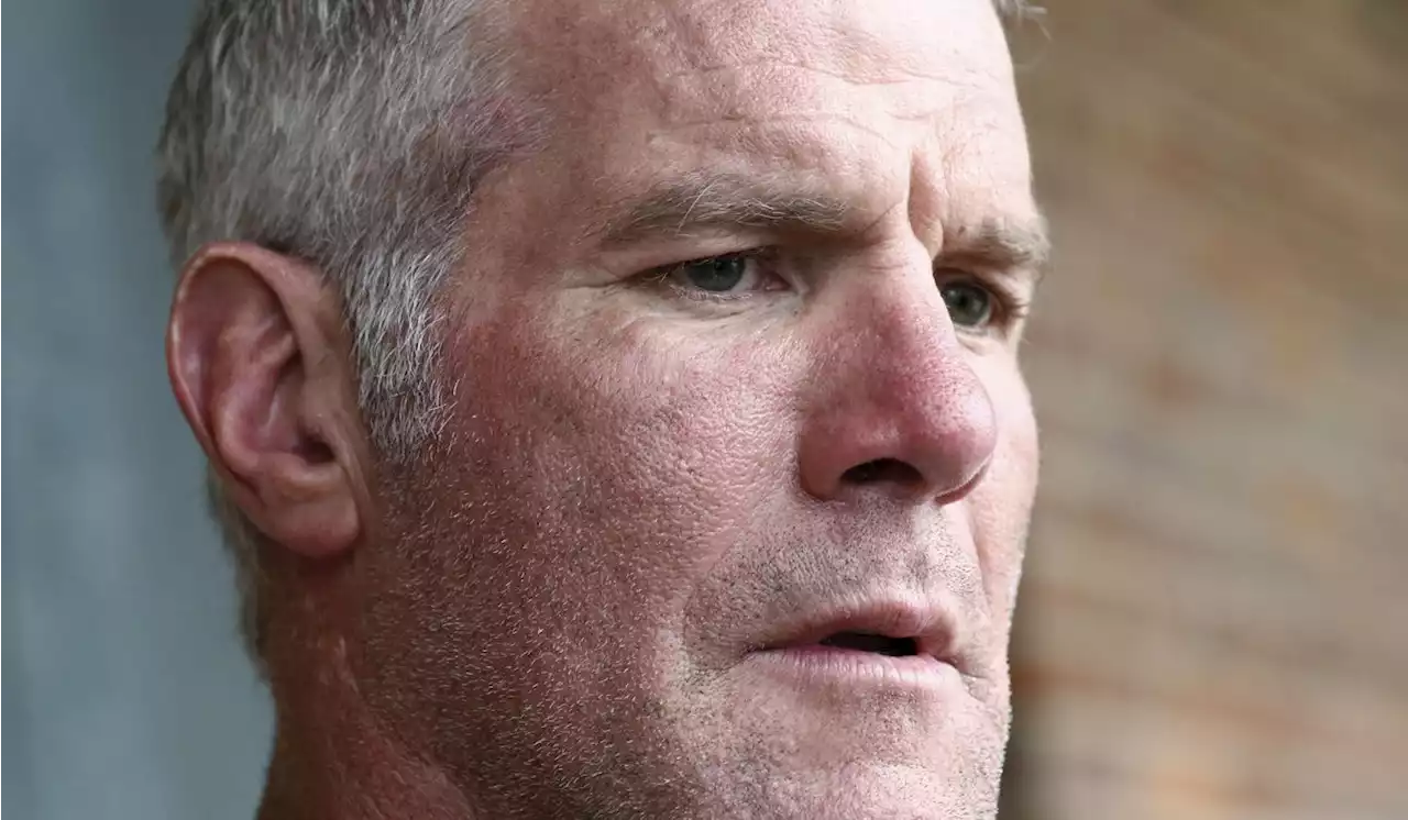 Brett Favre sues auditor, national sportscasters in defamation case