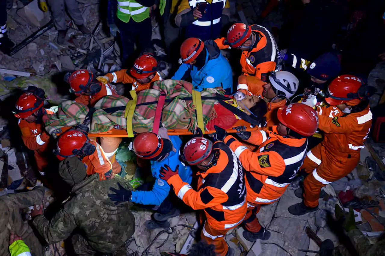 Rescatan con vida a una mujer y sus dos hijos tras 5 días del terremoto en Siria