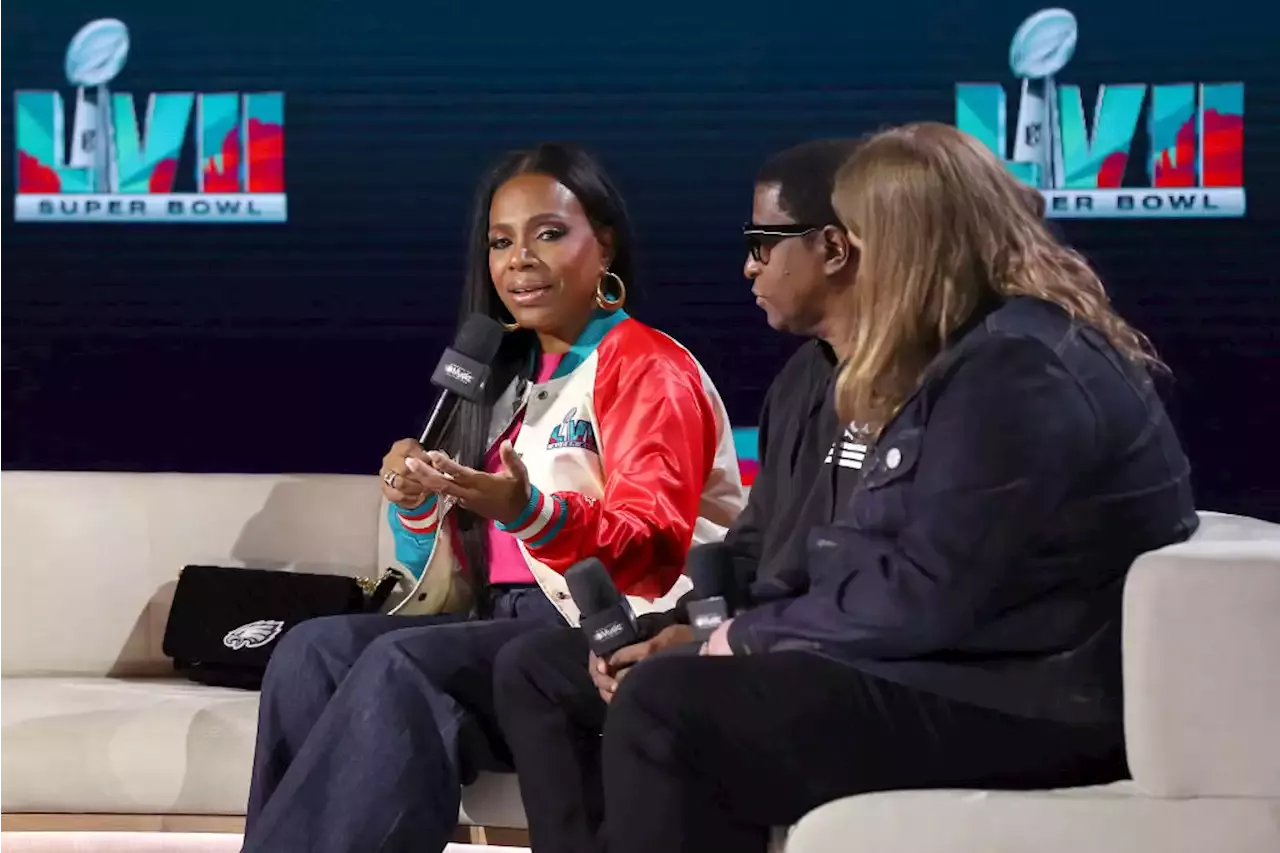 Sheryl Lee Ralph Sports Eagles Bag at Super Bowl LVII Press Conference – WWD