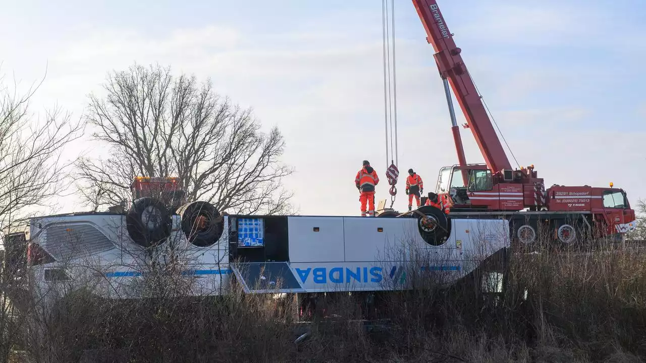 Unfall bei Magdeburg : 35 Verletzte bei Busunglück auf A2