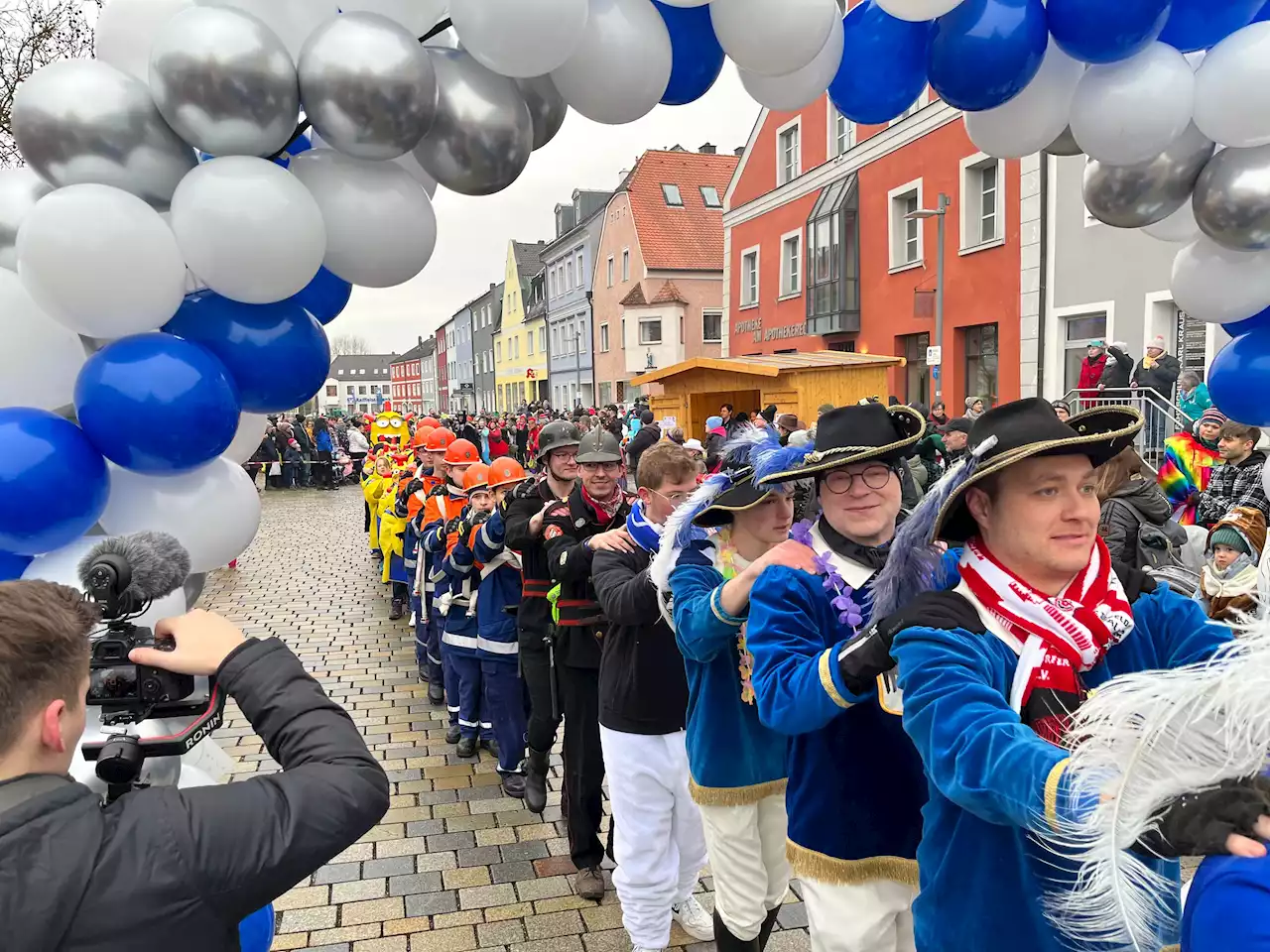 Weltrekord: Größte Faschings-Polonaise marschiert durch Hirschau